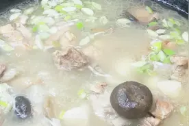 山药排骨汤最正宗的做法，用料简单，汤汁浓白不油腻，养胃暖身视频封面