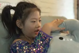 萌化了！亮晶晶的小女孩唱《虫儿飞》，给自己的童谣视频封面