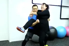 李菁菁在健身房锻炼，被教练抱着做深蹲，笑翻了视频封面