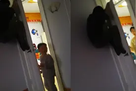 父亲陪儿子捉迷藏用力扒在门后，结果孩子一个动作让网友大笑不止视频封面
