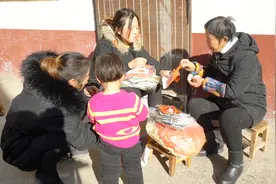 5毛钱一包的零食，妯娌俩一次批发上百包，回家喊婆婆一块吃过瘾