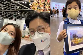 郭晶晶一家逛画展过七夕，9岁儿子罕露正脸，身高惊人快超过妈妈视频封面