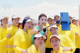 张一山、邵圣懿、高红与霞浦少年足球队进行了一场特殊的足球赛视频封面