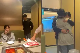 异地恋男友突然出现，女子惊喜飞扑把朋友感动哭了：爱能克服距离视频封面