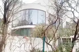 探访演员江一燕获奖违建别墅区：自改的每套月租金8万！视频封面