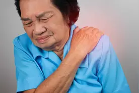 最怕身体出现左胳膊疼，或预示着癌症骨转移的发生！需慎重鉴别视频封面