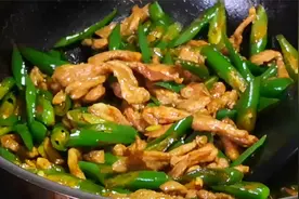 怪不得饭店的杭椒炒肉那么好吃，原来大厨是这样做的，下酒又下饭视频封面