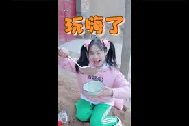 女儿疯玩沙子释放天性，太能玩了，真嗨呀！视频封面