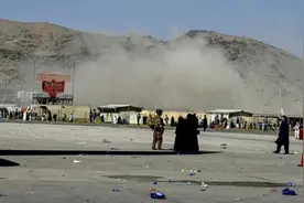 喀布尔机场爆炸死亡人数已超100人，目击者回忆现场，说四个字视频封面