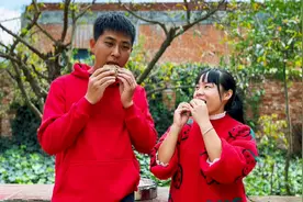 大街上网红美食，在家就能自己做，夫妻俩吃的真香视频封面