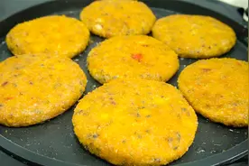 家里还剩3根香蕉，教你不用和面做烙饼，软糯香甜，早晨现做现吃视频封面