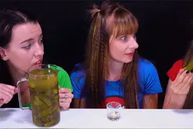 国外三个搞笑女孩，玩石头剪刀布游戏，输了就要惩罚吃酸黄瓜视频封面