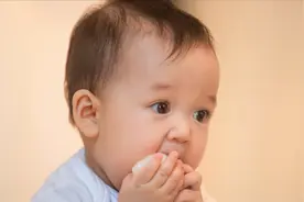宝宝拉便便拉出血！家长别急，医生教你在家怎么对症处理宝宝便血视频封面