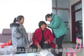 热心粉丝不建议婆婆戴金耳环，李欣取下来消消毒，听医生的没错！视频封面