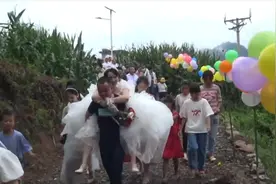 贵州农村一帅哥结婚，新娘下车了，背着她进家，这才是幸福的味道视频封面