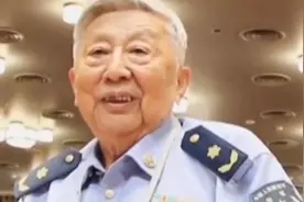 阎肃一生得到奖章不少，优秀党员这个称呼，最让他觉得欣慰和珍惜