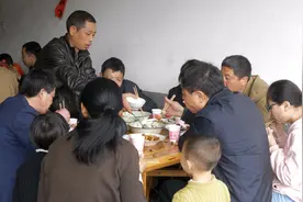 在农村过年真热闹，摆5桌招待客人，看看都有啥好吃的视频封面
