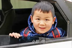 爸爸出差，小欧6点起床准备行李，一上车就嘱咐爸爸，爸爸无语视频封面
