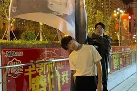 刘昊然彭昱畅同游北京环球影城，彭彭女友曝光，刘昊然被迫吃狗粮视频封面
