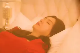 女人只要用嘴唇触碰其他人的身体，就能看到，预知的未来视频封面