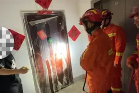 大型社死！男子自称门锁故障求助消防破门，破拆现场门锁突然打开视频封面
