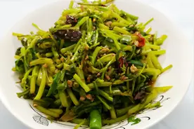 青菜苔这么做冲菜，炒出来香辣开胃，让没吃过的您一次吃过够视频封面
