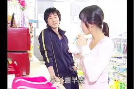 帅哥向美女要电话号码、叫她：小丫头，直接被美女无视