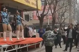 你大爷还是你大爷，大爷看美女跳舞@沙雕搞笑短视频视频封面