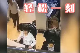 你在网吧玩被突然打了一巴掌会是什么反应，看看这个小哥哥的反应视频封面