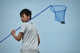 画面好美！全红婵海边捞螃蟹照曝光，摆pose超有范不输圈内女星视频封面