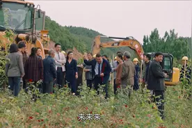 花开山乡：黑心企业以修路为名建度假村，下秒书记带着村民给围了视频封面