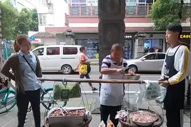 抽取骨髓救儿子一个月后，“王鸡肉”又出现在成都的大街小巷中视频封面
