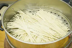 打破传统老方法，干面条、湿面条，哪种做蒸面条更劲道？视频封面