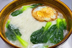 煮面条怎样煮简单又好吃？面馆师傅教你技巧，3步煮熟爽滑又劲道视频封面