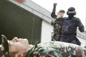 队长中枪倒地不起，女少校为保护他和蒙面匪徒搏斗，王星却傻笑！视频封面