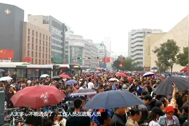 催泪场景，10万人齐聚成都天府广场参加国庆升旗仪式，场面太震撼视频封面