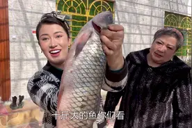 维吾尔妈妈操碎了心，带着闺女做饭以后好嫁人，家庭生活水平真好视频封面