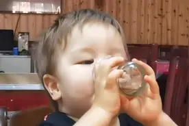 带中俄混血宝宝去吃饭，刚到地方就把茶一口闷了：不愧是战斗民族视频封面