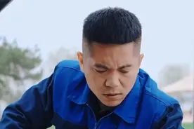 小伙修车偶遇老同学遭嘲讽，聚会狂点竟为和小伙AA，结局令人错愕视频封面