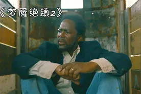 男人酒吧喝醉酒，第二天醒来发现妻女双亡，自己却被村民关进铁笼视频封面
