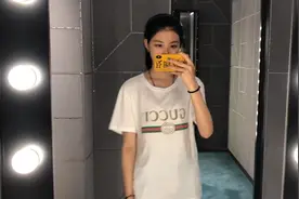 气质美女试穿11种奢侈品名牌白T恤，哪一个你觉得最好看？视频封面