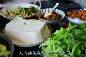 一桌蘸酱菜，配上大白菜叶，做个东北饭包，大口大口吃太香了