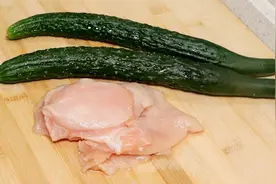 以后鸡胸肉就这样做，加2根黄瓜，简单一做，鲜香嫩滑入味，解馋