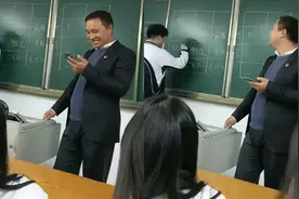 学生按成绩排名自由选位置，台下尖叫不断老师偷笑：关系一下摸清视频封面