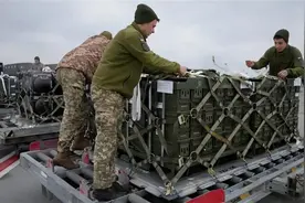 美国宣布45亿美元对乌援助，48小时内，英国宣布对乌援助武器视频封面
