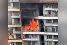 突发！深圳一高层住宅发生火灾，现场黑烟滚滚，火舌从窗户喷出视频封面