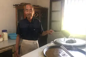安徽80岁老爷子做卤菜20年，几十年老卤肥肠90元猪头肉40元一斤视频封面