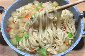 白萝卜炖粉条好吃有诀窍，教你超好吃的家常下饭菜，饭店很难吃到视频封面