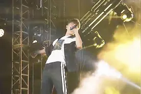 演唱会突然伴奏消失，张杰神操作瞬间救场，这反应能力绝了！视频封面