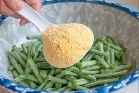 长豆角里放一勺玉米面，教你新养生吃法，不用炒也不凉拌，太香了视频封面